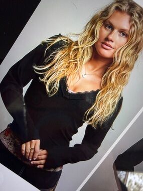 ❤️Hello Gorgeous! POL V-Neck Long Sleeve Ribbed Outseam Top with Lace-Accent